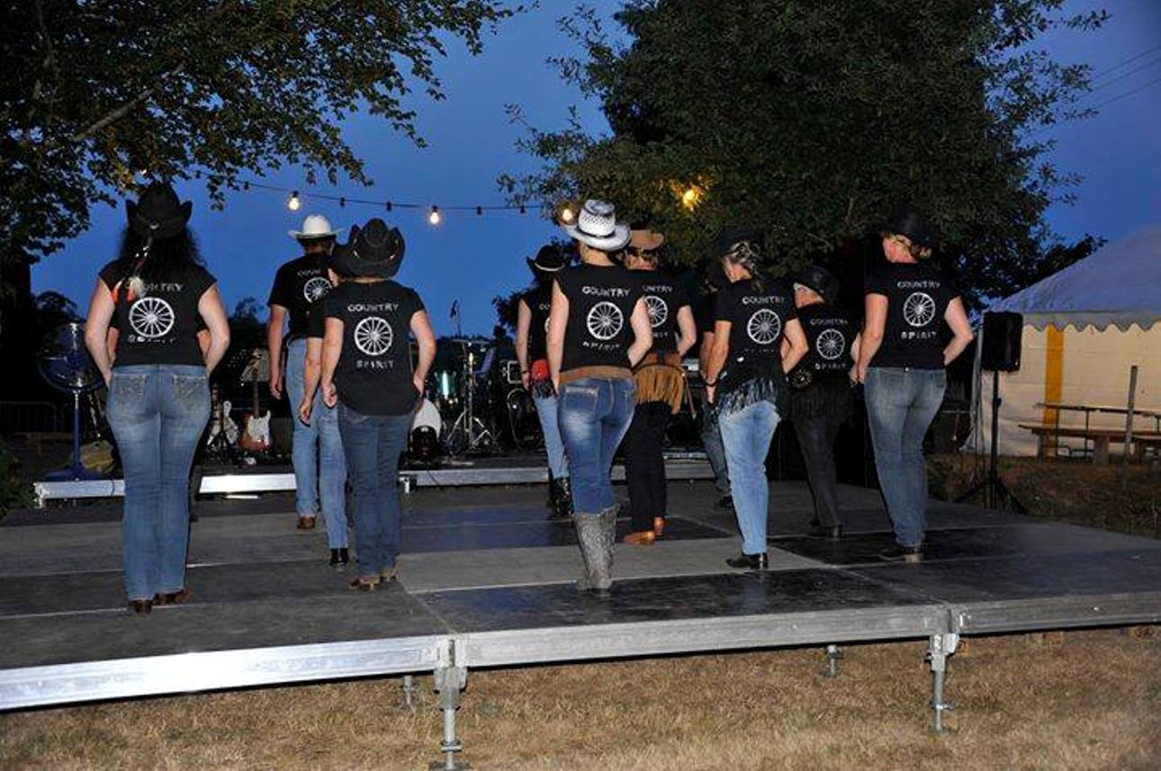 Les visiteurs du soir : Spectacle de country