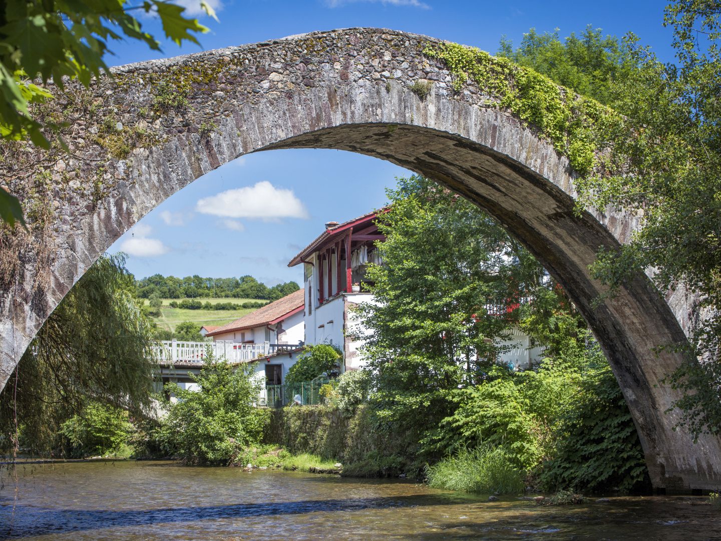 Visite du bourg de Baigorri par l'animateur de Mehaka en français., Saint-Étienne-de-Baïgorry - photo 4