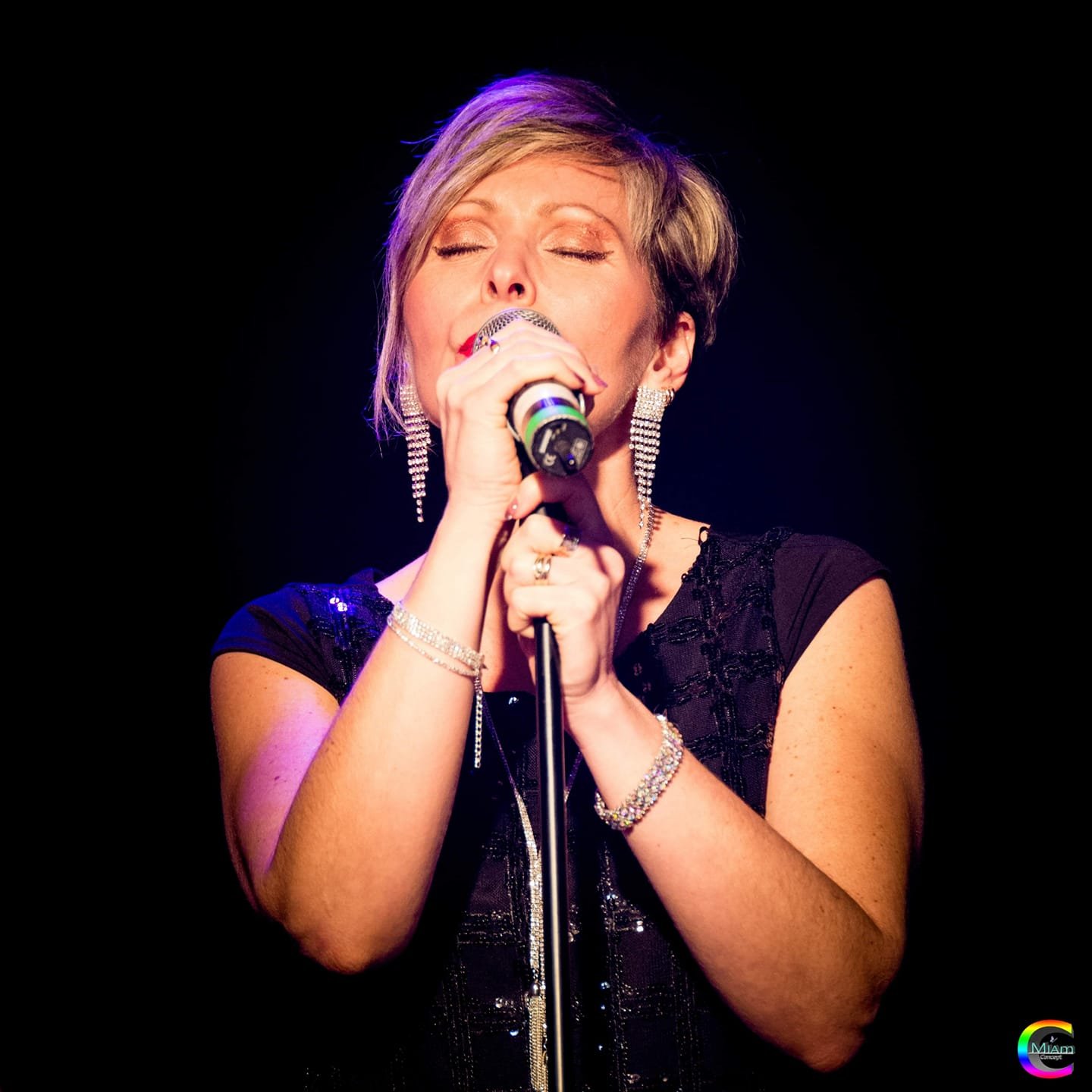 Château de Gâteaux : Friday night is music night - Alex and Paillettes