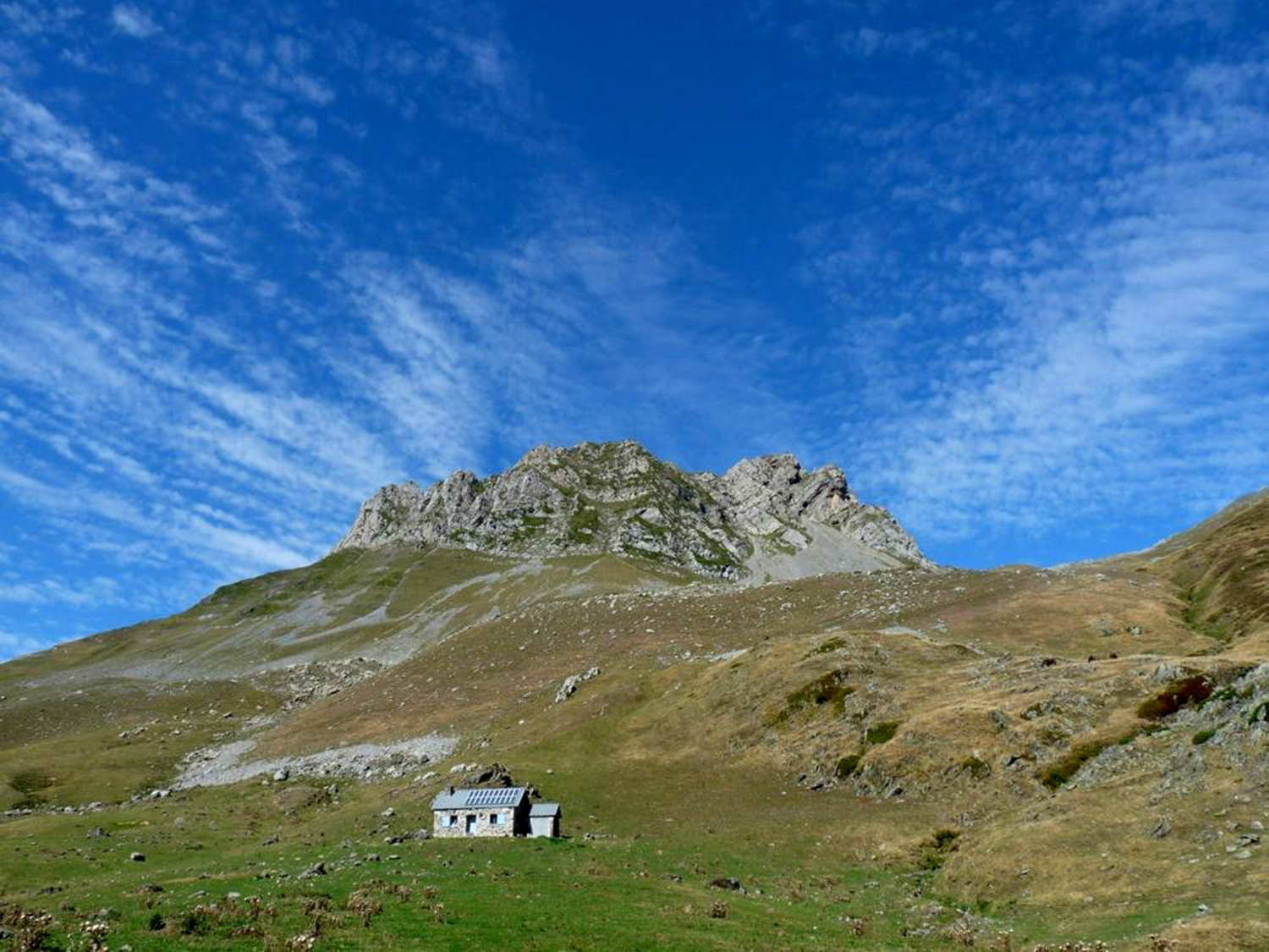La cabane Laiterine et les lacs du Montagnon