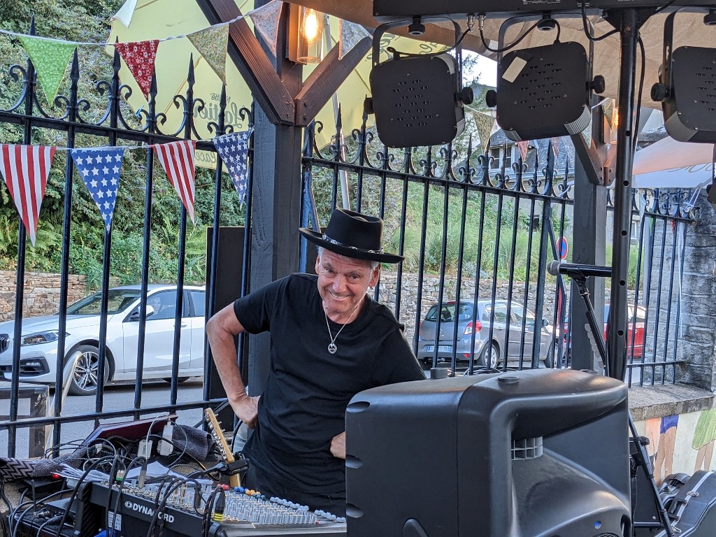 Château de Gâteaux : Friday night is music night - Chris Kern