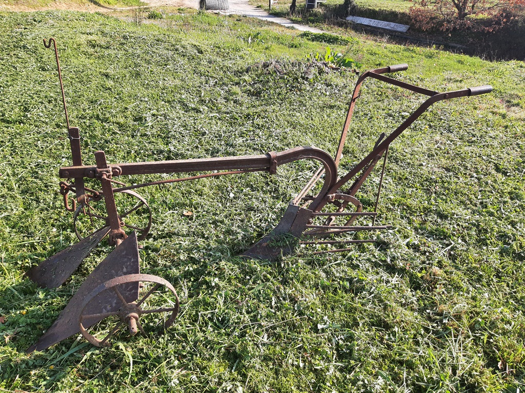 Le travail de la vigne et ses outils d'antan présentés par François