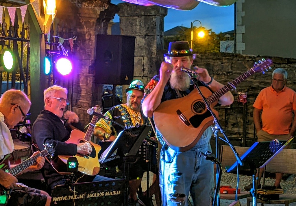 Château de Gâteaux : Friday night is music night - Brouillac Rockers