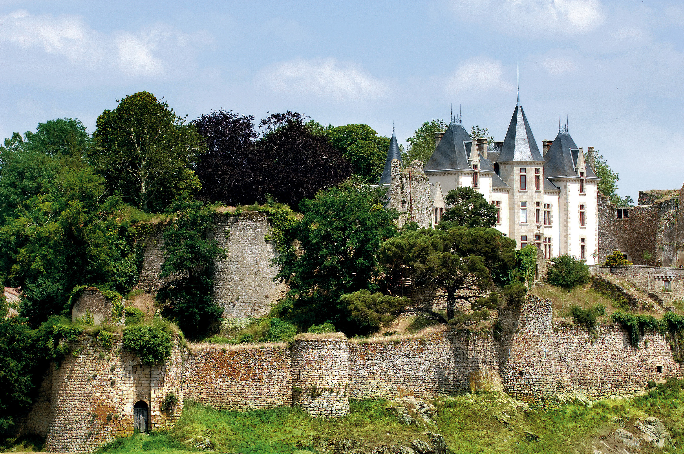 Géocaching Tèrra Aventura "Du Beaumont au château" : chasse au trésor à Bressuire  France Nouvelle-Aquitaine Deux-Sèvres Bressuire 79300