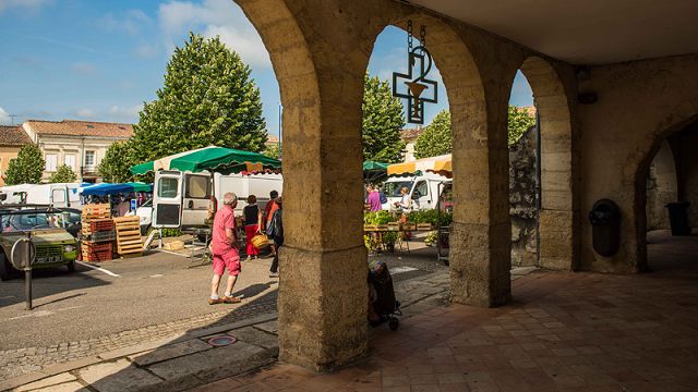 Marché du mardi à Sauveterre de Guyenne