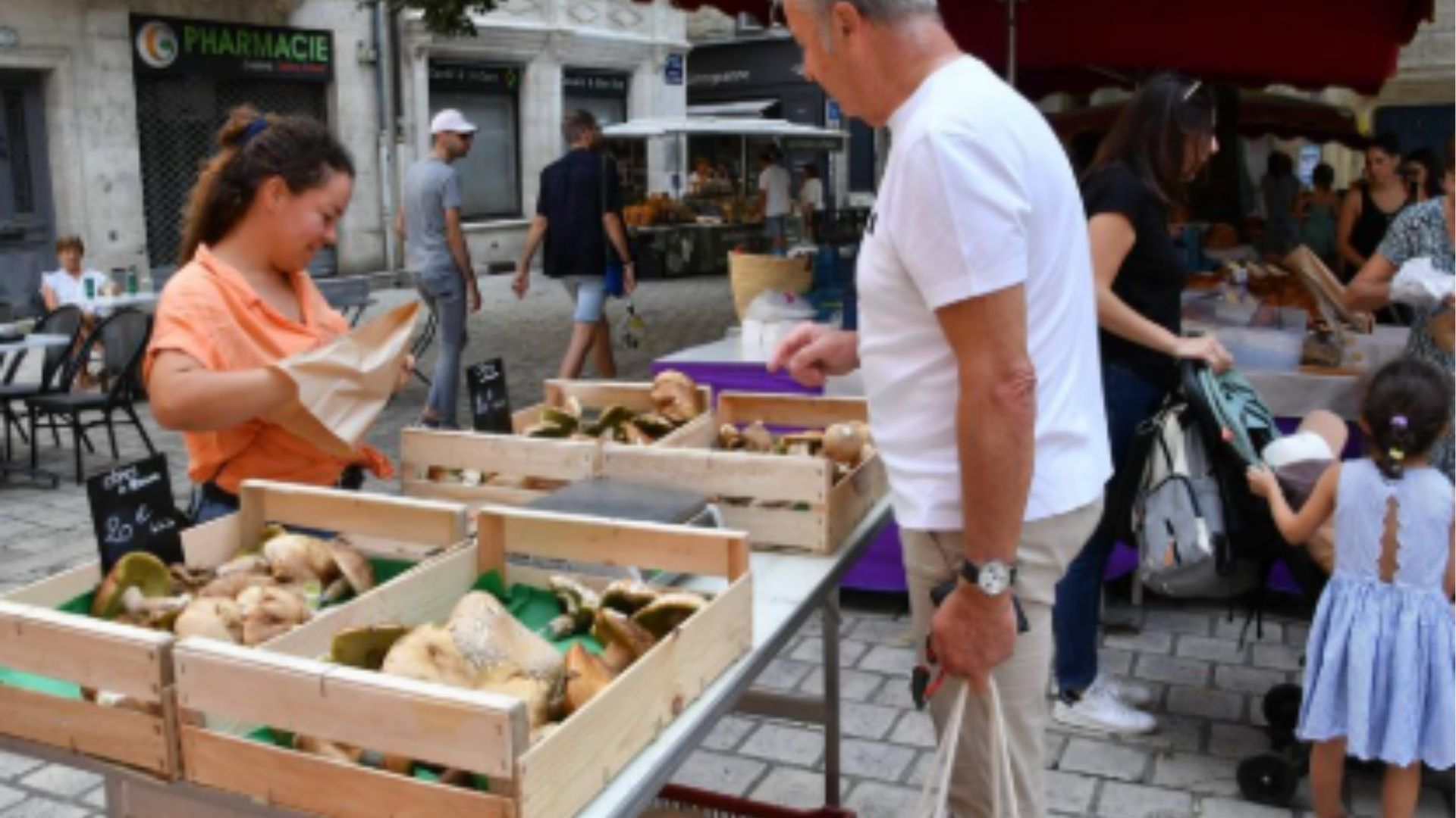 Marché du dimanche à Château-l'Évêque
