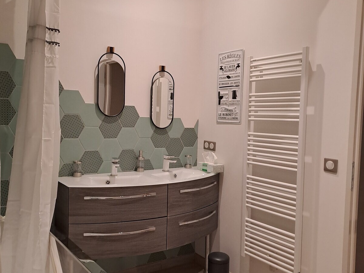 Domaine d'Écoline - Cocon - Salle de bain avec 2 vasques et baignoire à remous