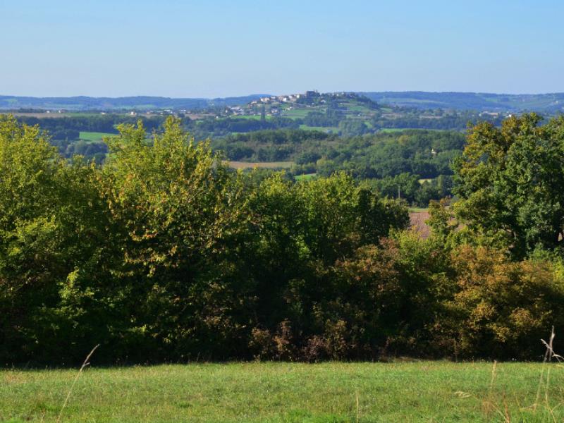 Paulhiac, avec vue sur le château de Biron et la bastide de Monflanquin