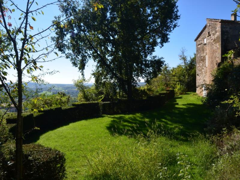 Paulhiac, avec vue sur le château de Biron et la bastide de Monflanquin