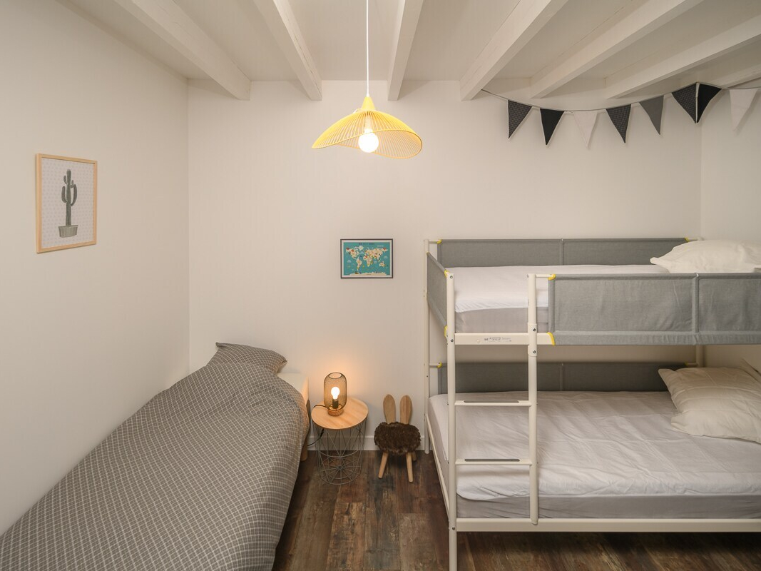 Domaine d'Écoline - Le Patio - Chambre enfants avec 3 lits simples