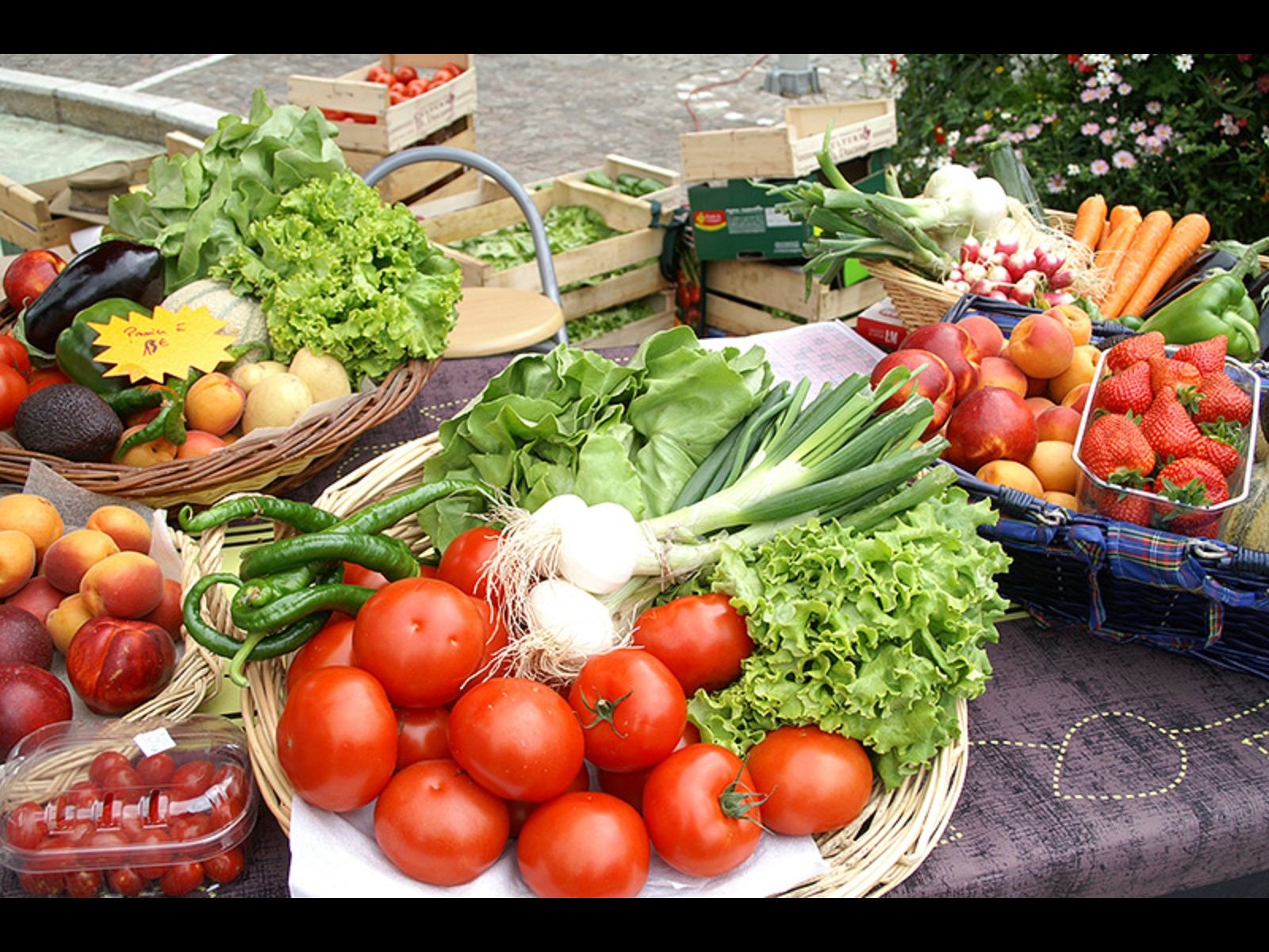 Marché hebdomadaire du vendredi après-midi à Sallebœuf