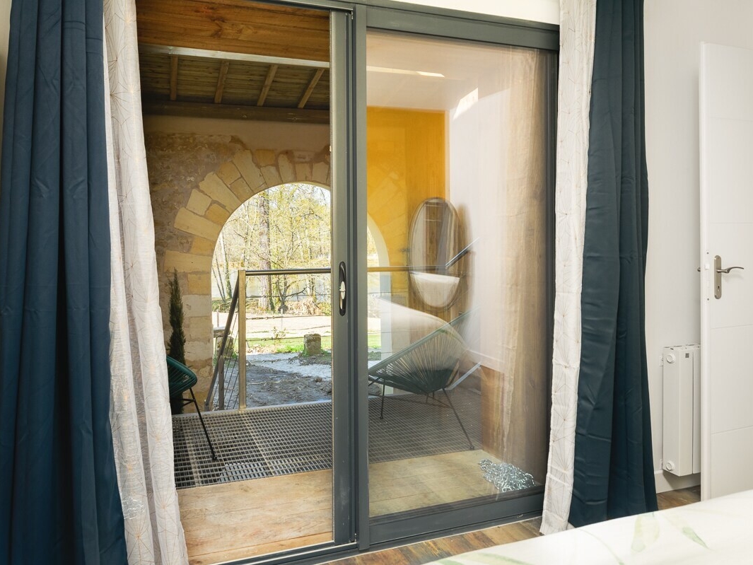 Domaine d'Écoline - Le Patio - Chambre avec vue sur le patio et le lac