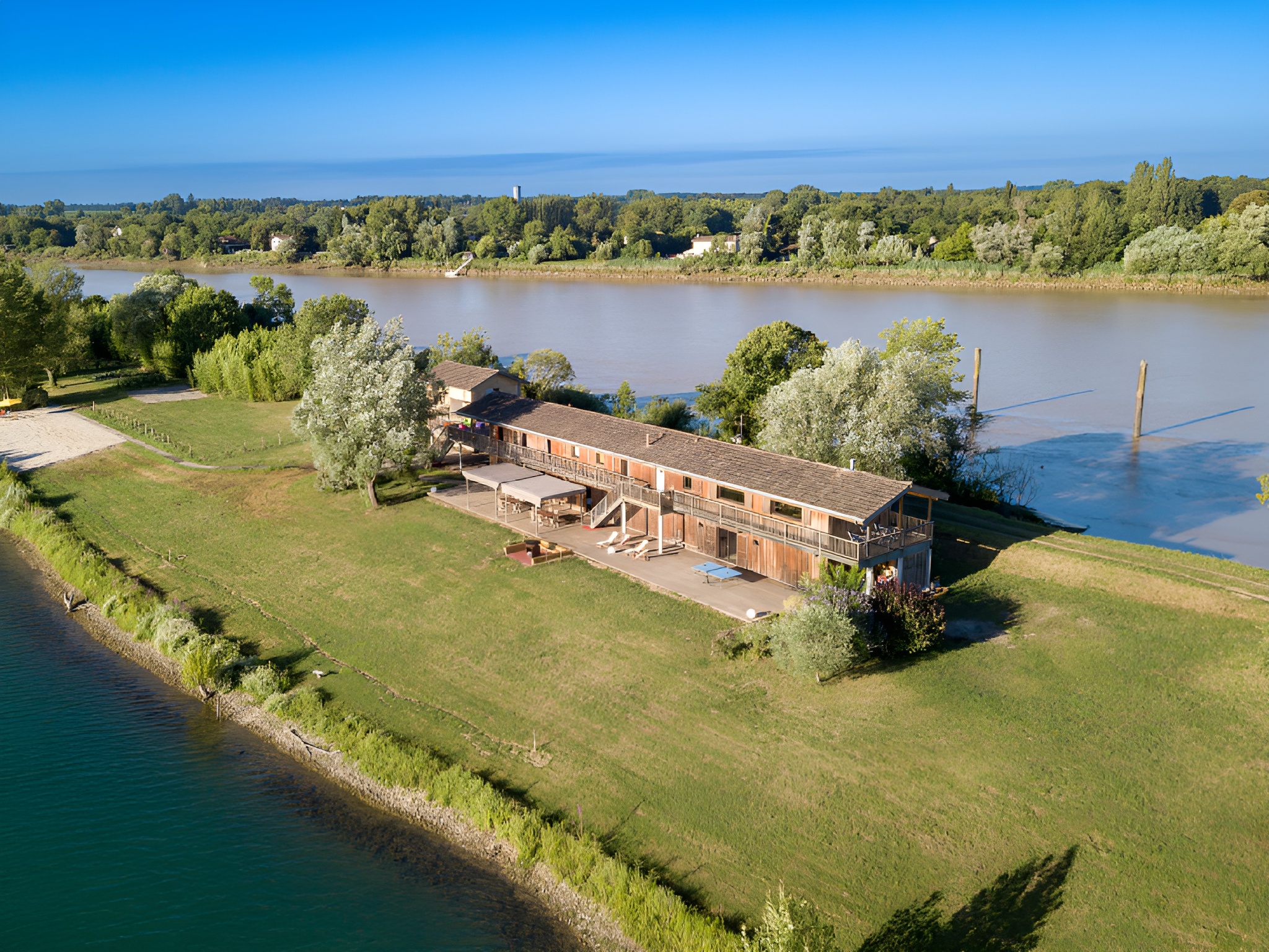 Grande maison au bord de l'eau 