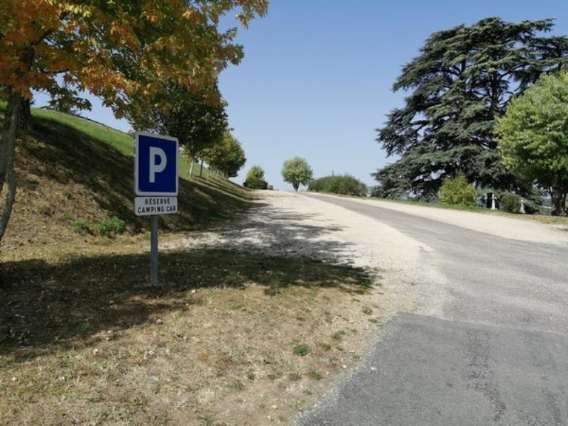 Aire de stationnement de Monflanquin (village)