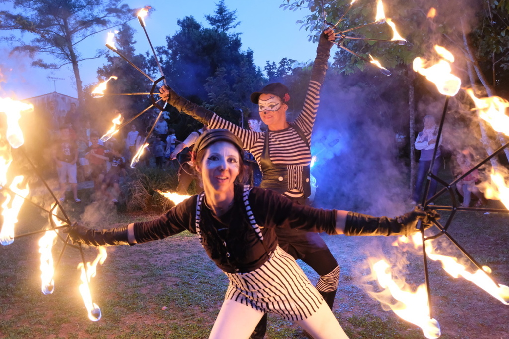 Fête du 13 juillet : Spectacle de feu par la c ...
