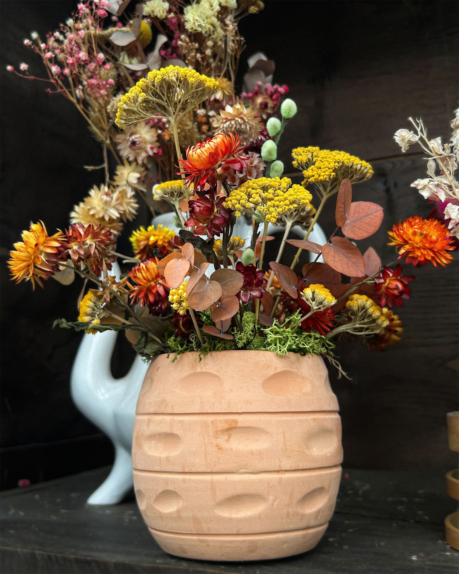 Ateliers enfants spécial Halloween chez Mendi - Centre de table en fleurs séchées