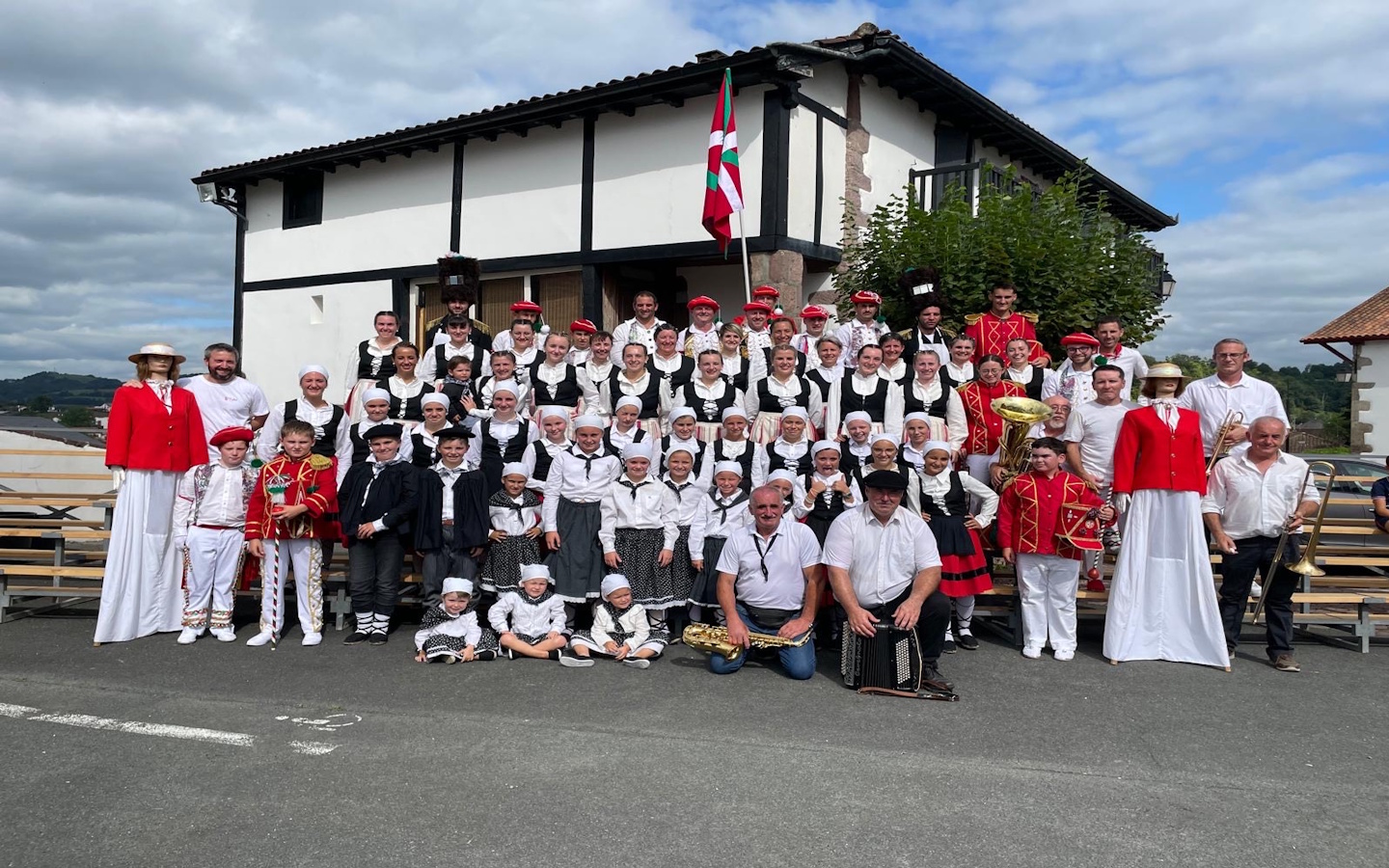 Fêtes de village : apéritif avec choeurs basqu ...