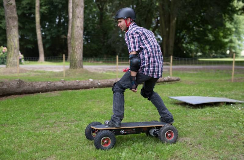 Été actif : Skateboard électrique tout terrain