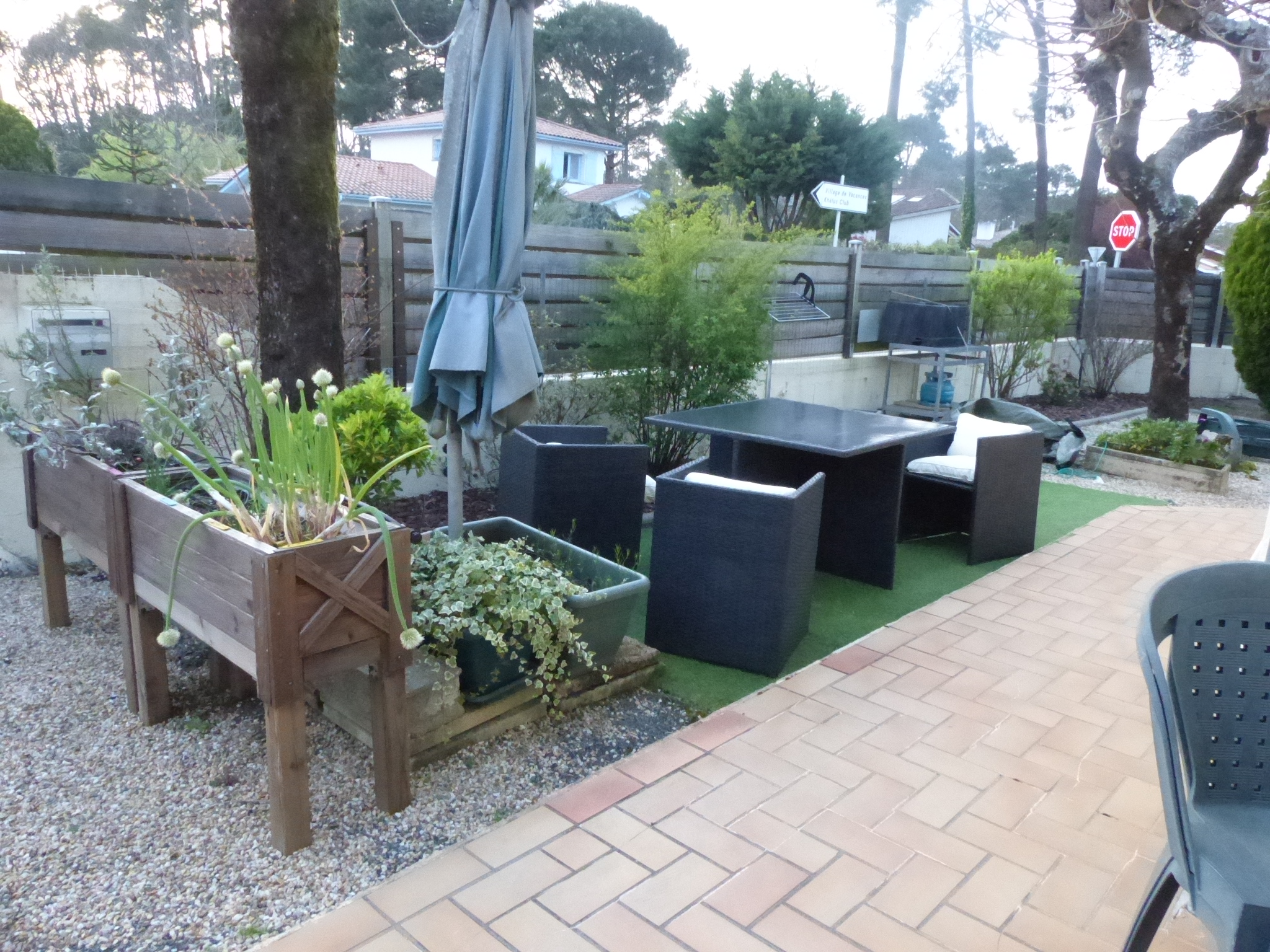 terrasse-herbes-arom-et-BBQ-P251-.JPG